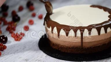 三层巧克力慕斯蛋糕用融化的巧克力装饰。